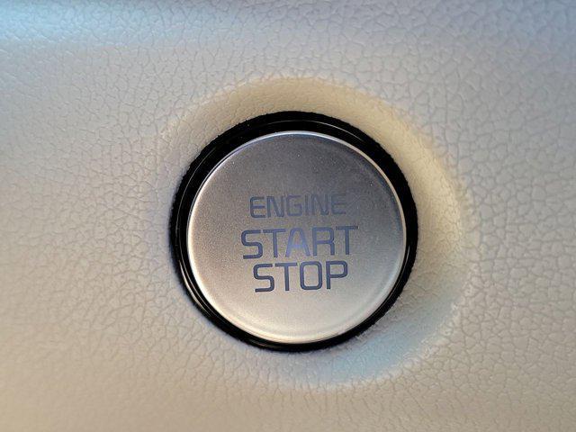 Photo of 2025 White Pearl Kia Sorento