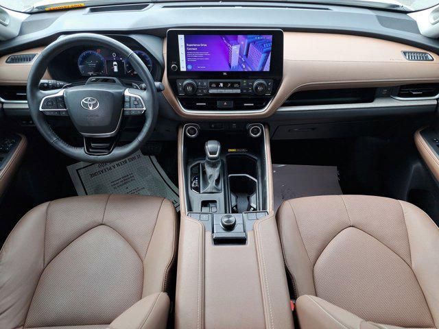 Photo of 2024 Coastal Cream Toyota Grand Highlander