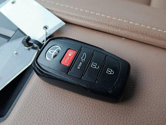 Photo of 2024 Coastal Cream Toyota Grand Highlander