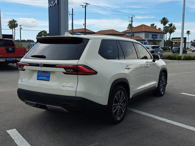 Photo of 2024 Coastal Cream Toyota Grand Highlander