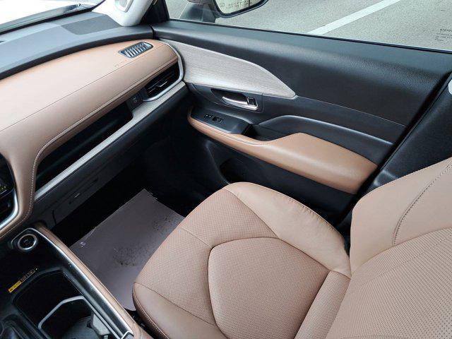 Photo of 2024 Coastal Cream Toyota Grand Highlander