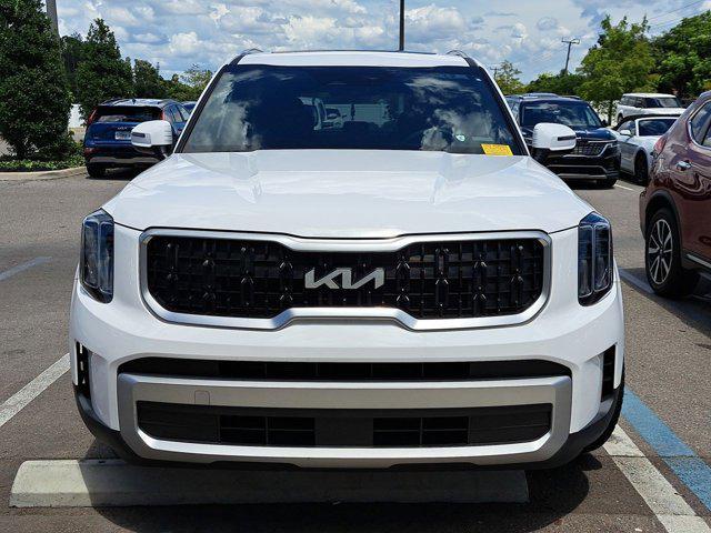Photo of 2023 Glacial White Pearl Kia Telluride