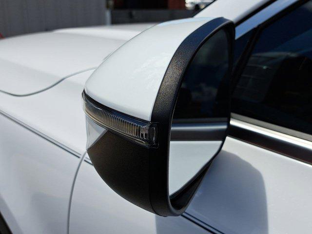 Photo of 2023 Glacial White Pearl Kia Telluride