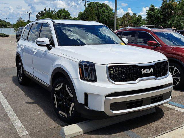 Photo of 2023 Glacial White Pearl Kia Telluride