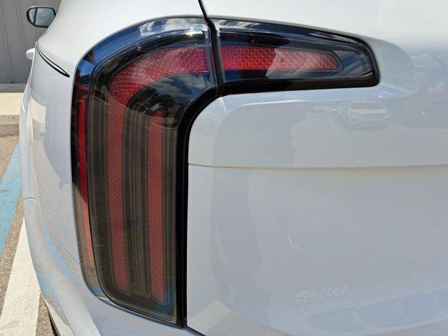 Photo of 2023 Glacial White Pearl Kia Telluride