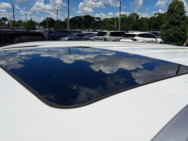 Photo of 2023 Glacial White Pearl Kia Telluride