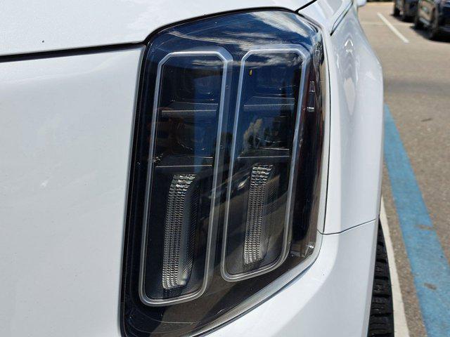 Photo of 2023 Glacial White Pearl Kia Telluride