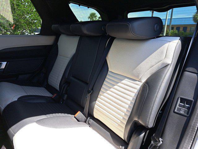 Photo of 2022 Hakuba Silver Metallic Land Rover Discovery
