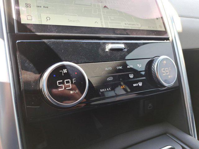 Photo of 2022 Hakuba Silver Metallic Land Rover Discovery