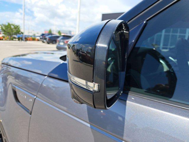 Photo of 2022 Hakuba Silver Metallic Land Rover Discovery
