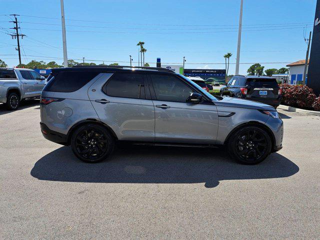 Photo of 2022 Hakuba Silver Metallic Land Rover Discovery