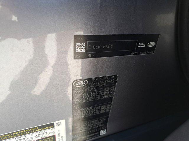 Photo of 2022 Hakuba Silver Metallic Land Rover Discovery