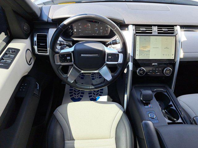 Photo of 2022 Hakuba Silver Metallic Land Rover Discovery
