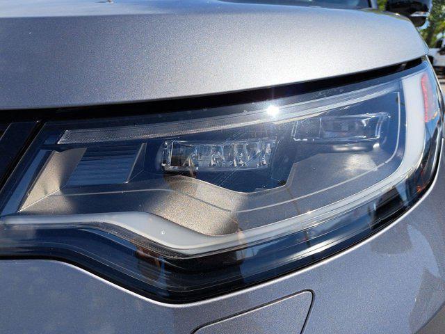 Photo of 2022 Hakuba Silver Metallic Land Rover Discovery