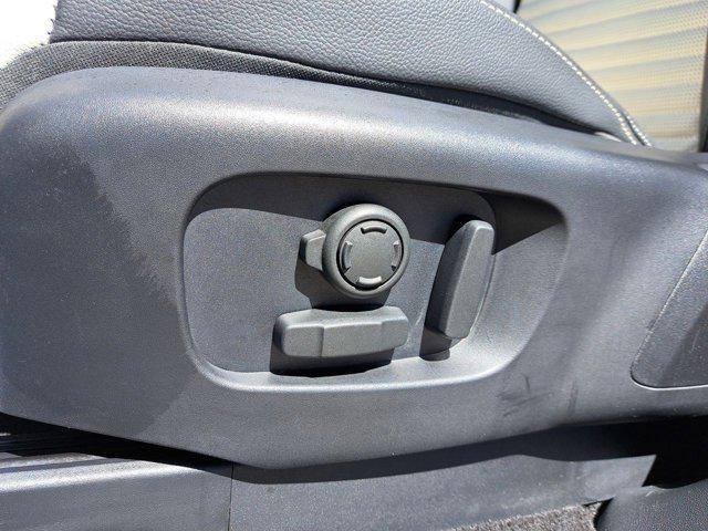Photo of 2022 Hakuba Silver Metallic Land Rover Discovery