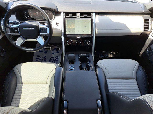 Photo of 2022 Hakuba Silver Metallic Land Rover Discovery
