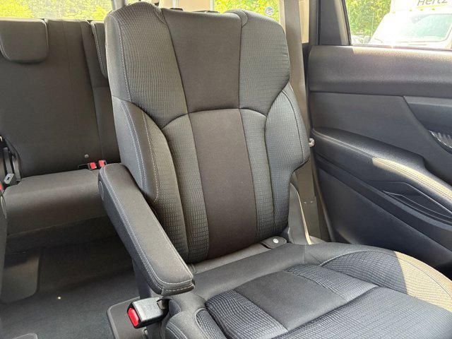 Photo of 2024 Crystal White Pearl Subaru Ascent