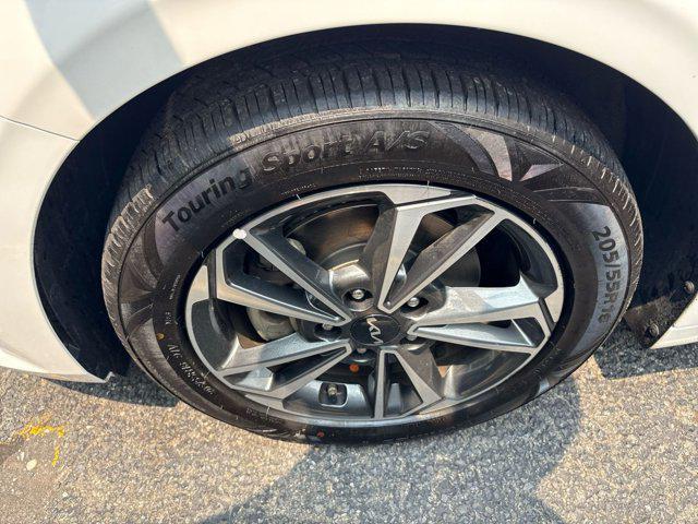 Photo of 2023 Snow White Pearl Kia Forte