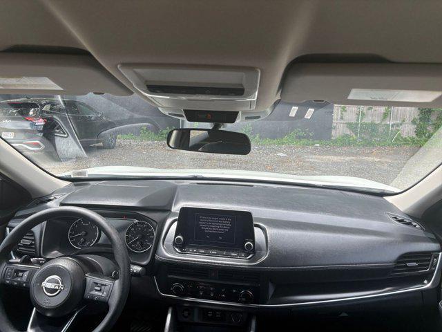 Photo of 2024 Glacier White Nissan Rogue
