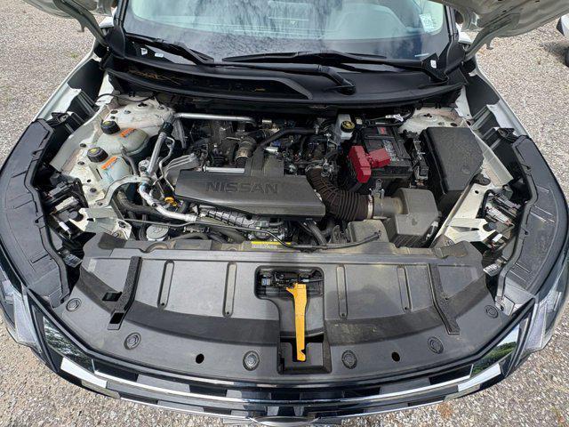 Photo of 2024 Glacier White Nissan Rogue