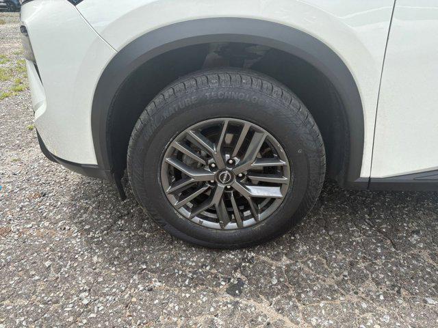 Photo of 2024 Glacier White Nissan Rogue