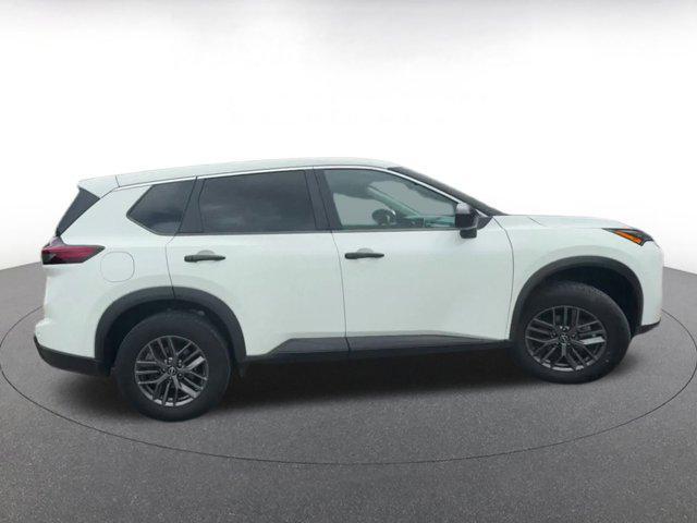 Photo of 2024 Glacier White Nissan Rogue