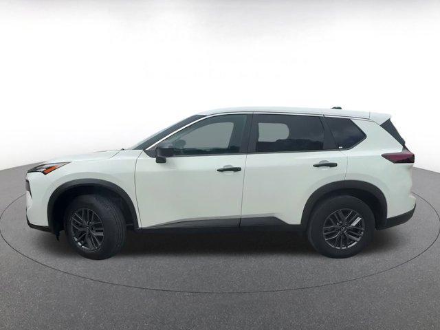 Photo of 2024 Glacier White Nissan Rogue