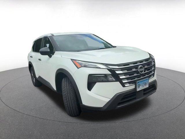 Photo of 2024 Glacier White Nissan Rogue