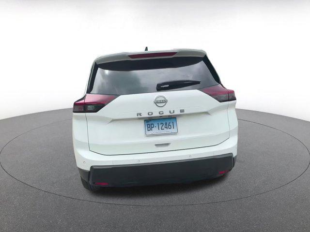 Photo of 2024 Glacier White Nissan Rogue