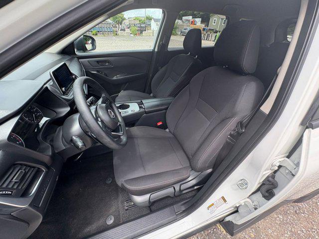 Photo of 2024 Glacier White Nissan Rogue