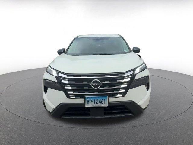 Photo of 2024 Glacier White Nissan Rogue