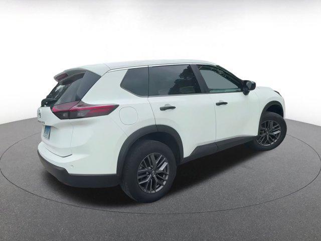 Photo of 2024 Glacier White Nissan Rogue