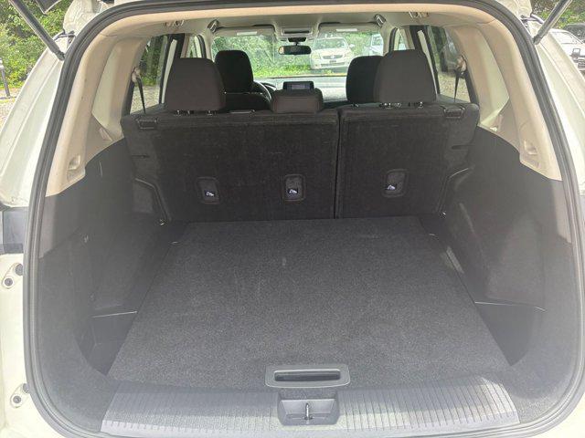 Photo of 2024 Glacier White Nissan Rogue