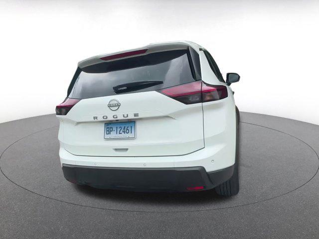 Photo of 2024 Glacier White Nissan Rogue