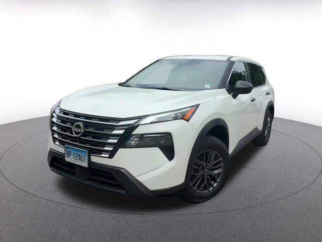 Photo of 2024 Glacier White Nissan Rogue