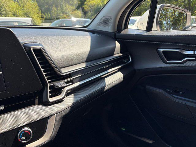 Photo of 2024 Snow White Pearl Kia Sportage