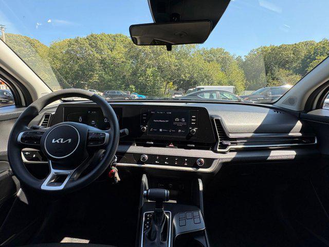 Photo of 2024 Snow White Pearl Kia Sportage