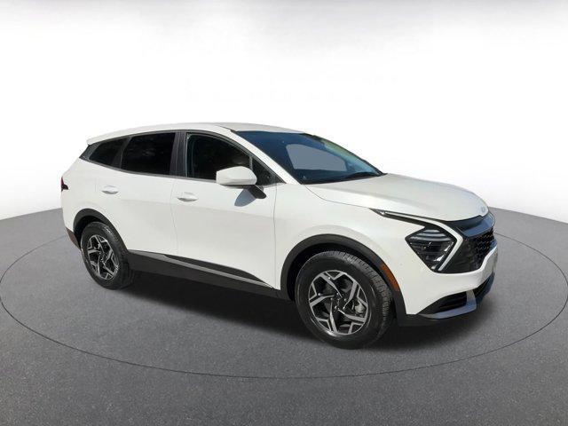 Photo of 2024 Snow White Pearl Kia Sportage