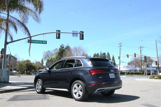 Photo of 2018 Moonlight Blue Metallic Audi Q5