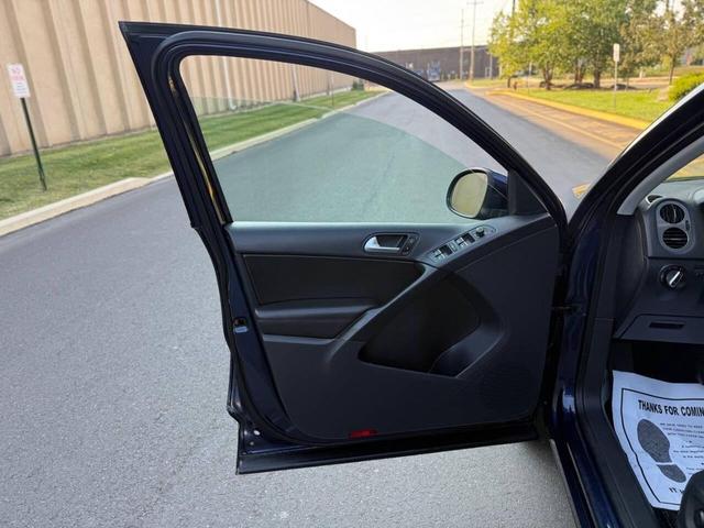 Photo of 2016 Night Blue Metallic Volkswagen Tiguan