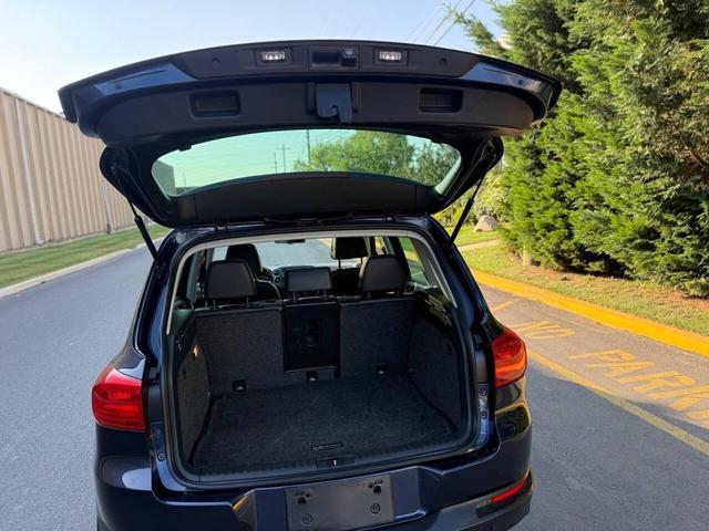 Photo of 2016 Night Blue Metallic Volkswagen Tiguan
