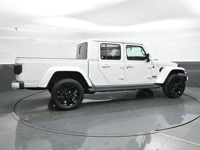 Photo of 2023 Bright White Clearcoat Jeep Gladiator