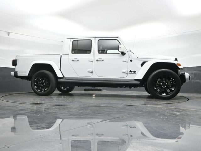 Photo of 2023 Bright White Clearcoat Jeep Gladiator