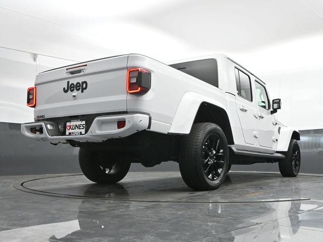 Photo of 2023 Bright White Clearcoat Jeep Gladiator
