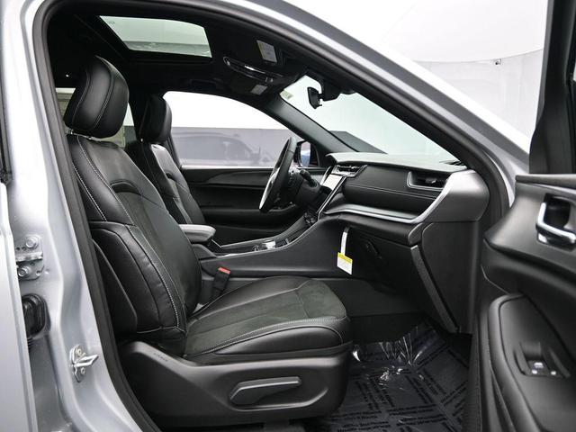 Photo of 2025 Silver Zynith Jeep Grand Cherokee