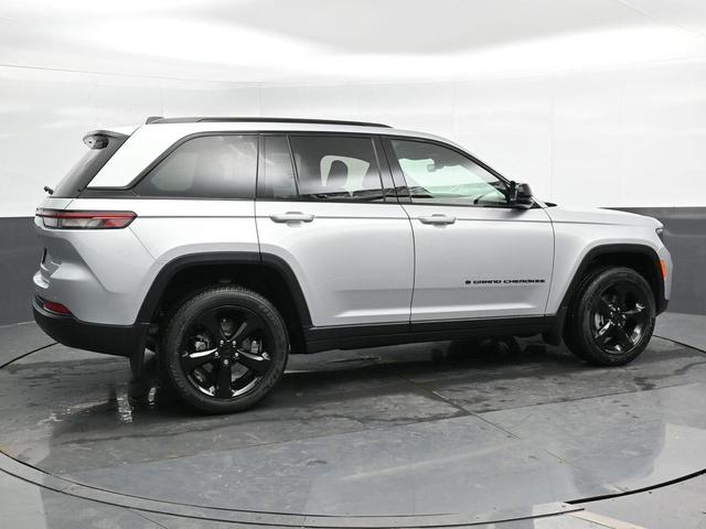 Photo of 2025 Silver Zynith Jeep Grand Cherokee