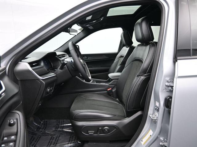Photo of 2025 Silver Zynith Jeep Grand Cherokee