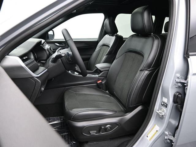 Photo of 2025 Silver Zynith Jeep Grand Cherokee