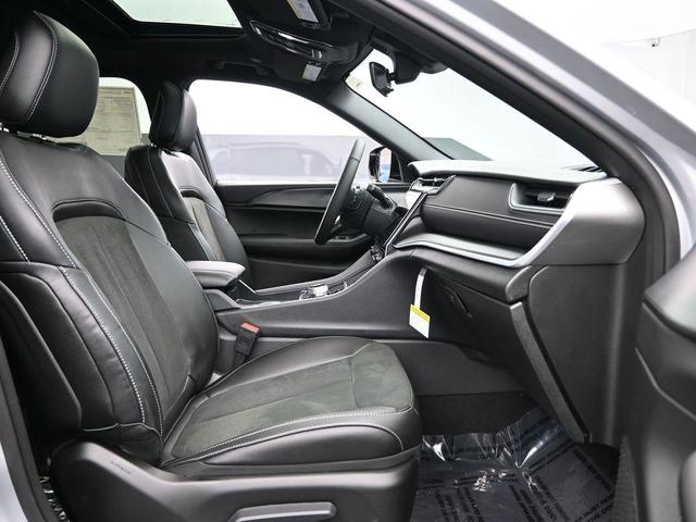 Photo of 2025 Silver Zynith Jeep Grand Cherokee
