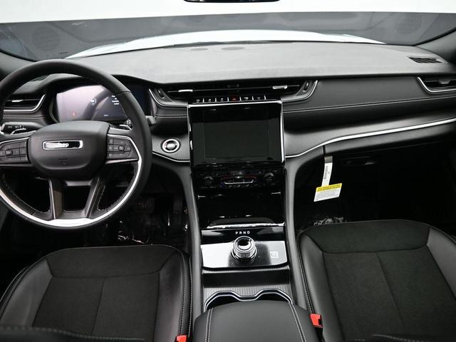 Photo of 2025 Silver Zynith Jeep Grand Cherokee